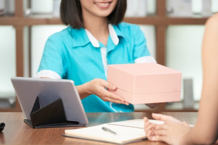 客戶在服務櫃檯寄送產品